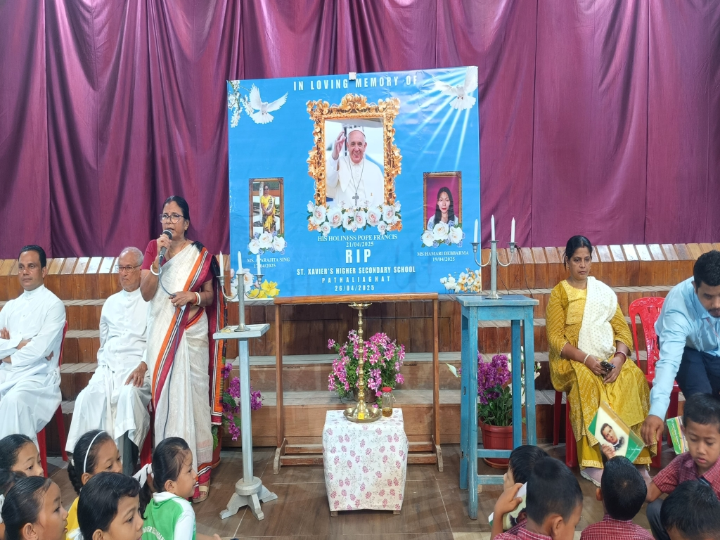 SCHOOL PAYS HOMAGE TO (L) POPE FRANCIS